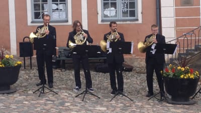 En hornkvartett ur Avanti! spelade på öppningskonserten på gamla Rådhustorget i Borgå 2015.