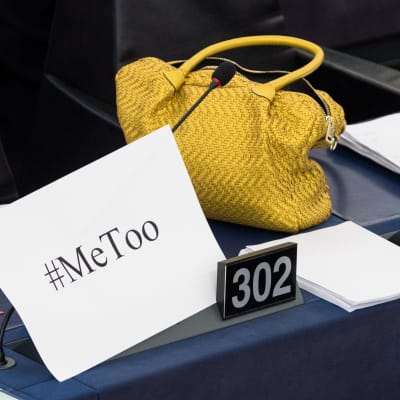 En handväska och ett papper med texten #MeToo i EU-parlamentet i Strasbourg under en debatt om åtgärder mot sexuella trakasserier.