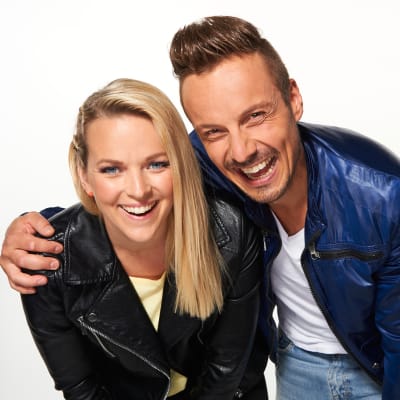 Anna-Karin Siegfrids och Jontti Granbacka är årets programledare.