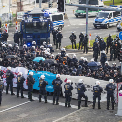 Tysk kravallpolis och demonstranter utanför AFD:s partikongress i Stuttgart 204.2016