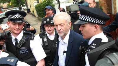 Labourledaren Jeremy Corbyn lämnar sitt hem i London den 29 juni 2016.