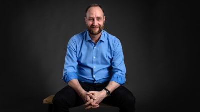 Niklas Sucksdorff arbetar som arkitekt. 