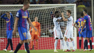 Barcelonaspelare deppar, Bayern-spelare jublar. 