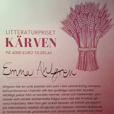 Urkund med prismotivering för det nya österbottniska litteraturpriset Kärven som ges till Emma Ahlgren. På urkunden synd en kärve.