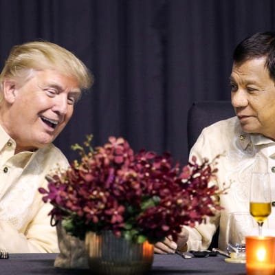 Presidenterna Donald Trump och Rodrigo Duterte samtalar under Asean-toppmötet i Manila.
