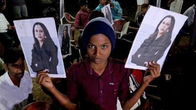 En pojke i byn Thulasendrapuram i den indiska delstaten Tamil Nadu visar upp två afischer som föreställer videpresident Kamala Harris. Kamala Harris morfar föddes i byn Thulasendrapuram.
