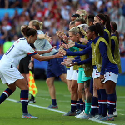 Carli Lloyd firar ett mål med lagkamrater.