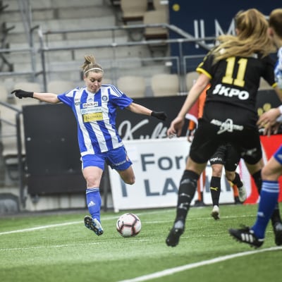 Essi Sainio skjuter ett skott mot Myran
