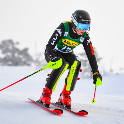 Erika Pykäläinen åker skidor.