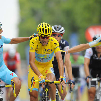 Astana-stallet firar Nibali.