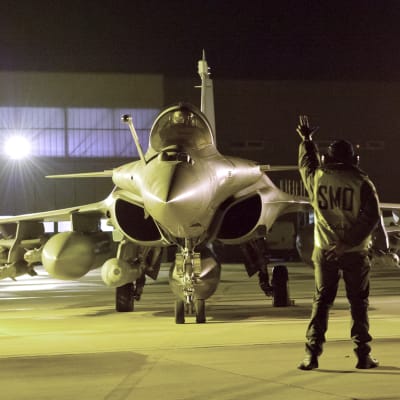 Bestyckad Dassault Rafale utanför en Hangar