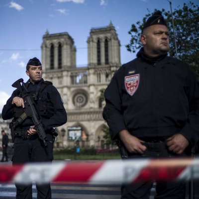 Poliser övervakar läget utanför Notre Dame efter att en man beväpnad med en hammare attackerade en polis.