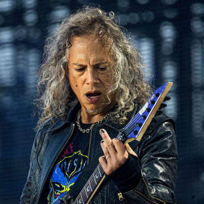 Metallica-gitarristen Kirk Hammett i närbild på scen.