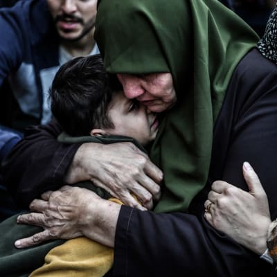 Palestinier sörjer en dödad släkting