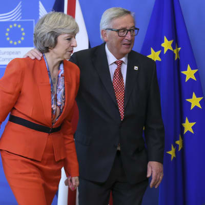 Storbritanniens premiärminister Theresa May välkomnas av EU-kommissionens ordförande Jean-Claude Juncker till ett möte på kommissionen 21.10.2016