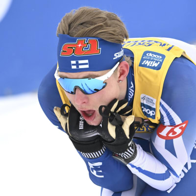 Remi Lindholm åker skidor.