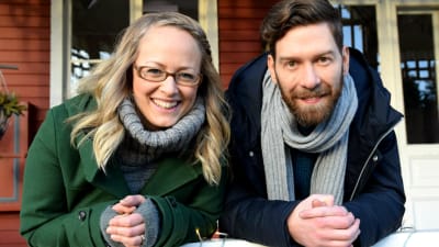 Elin Skagersten-Ström ja Jonas Sundström seisovat Strömsö-talon kuistilla.