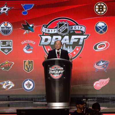 Gary Bettmann inför NHL-draften 2017.