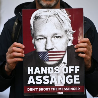 Plakat med ett ansikte som föreställer Julian Assange