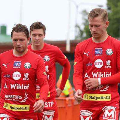 Markus Kronholm, Antonio Hotta och Jim Myrevik går mot planen.