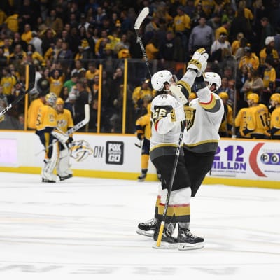 Vegas Golden Knights firar mål.