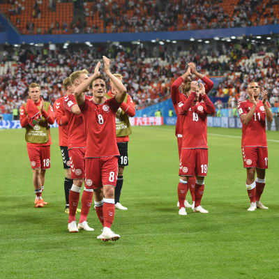 Danska spelarna applåderar efter en match i VM