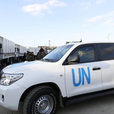 En hjälpkonvoj körde på torsdag över den turkiska gränsen in i Syrien men de 20 lastbilarna med mat, bränsle och mediciner har nu fastnat i norra Syrien