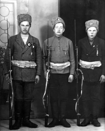 Tre unga rödgardister med Ryska arméns vinterhattar, 1918