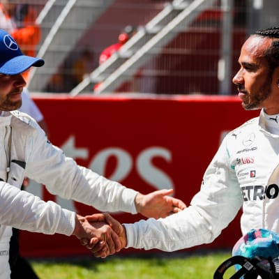 Valtteri Bottas och Lewis Hamilton skakar hand. 