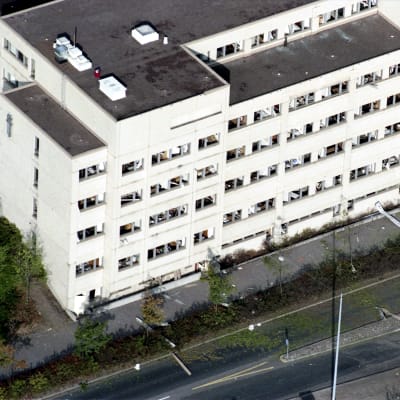 Förstörda fönster i Böle polishus efter bombdådet 1995