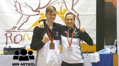 Rufus Kesti och Sofia Manz är glada över sina medaljer.