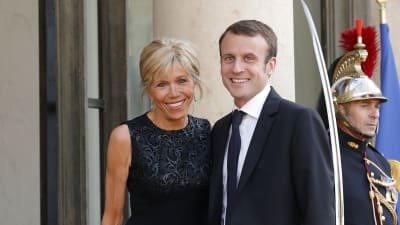 Emmanuel Macron tillsammans med sin fru Brigitte Trogneux.