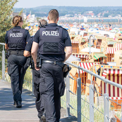 Polisen övervakar en strand i Scharbeutz und Haffkrug i Tyskland. 