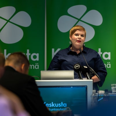 Annika Saarikko vid talarpodiet under Centerpartiets sommarkongress. 