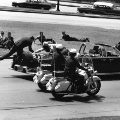 Presidentti Kennedyn autosaattue elokuvassa JFK.