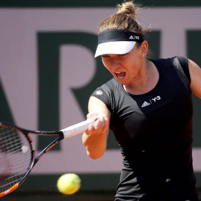 Simona Halep slår en boll i franska öppna 2015.