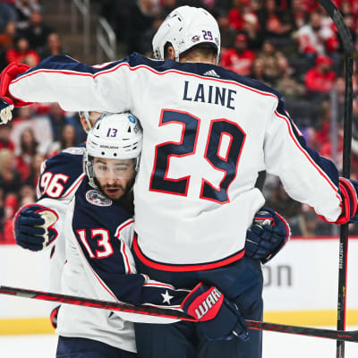 Johnny Gaudreau kramar om Patrik Laine.
