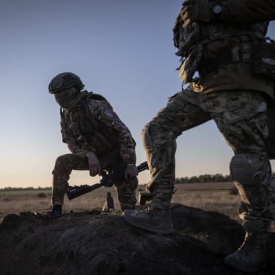 Ett par ukrainska soldater i kvällssolen.