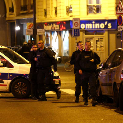 Tiotals dödad i bombexplosioner i Paris