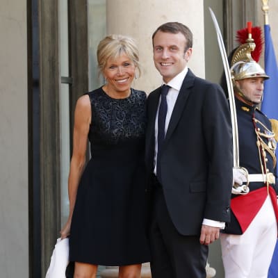 Emmanuel Macron tillsammans med sin fru Brigitte Trogneux.