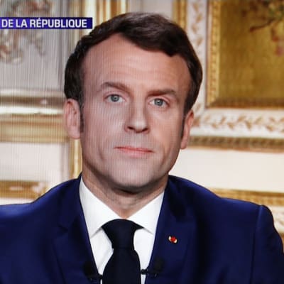 Bild på tv-skärm då Emmanuel Macron håller tal till folket om läget med coronaepidemin.