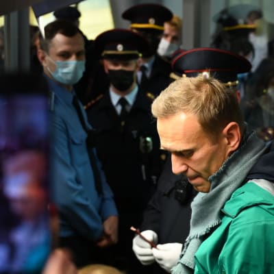 Aleksej Navalnyj vid passkontrollen på Sjeremetjevoflygplatsen i Moskva den 17 januari 2021.