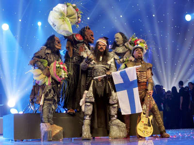 Suomen vuoden 2006 euroviisuedustaja ja voittaja Lordi poseeraa Suomen lipun ja kukkien kanssa.
