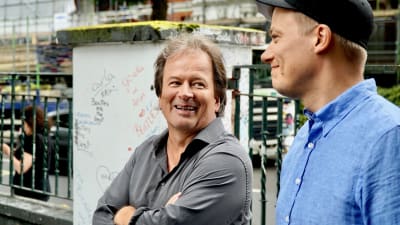Kjell Westö och Kaj Korkea-aho leende i London.
