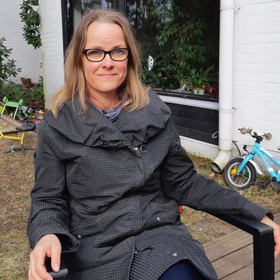 Maria Saaristo, författare till romanen "Tomma simbassänger". Utanför sitt hem i Hagalund våren 2020..