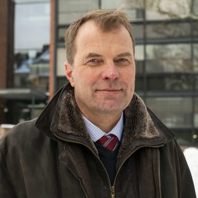 Roope Uusitalo, julkistalouden professori, Helsingin yliopisto, seisoo Economicumin edessä Arkadiankatu 7:ssa.