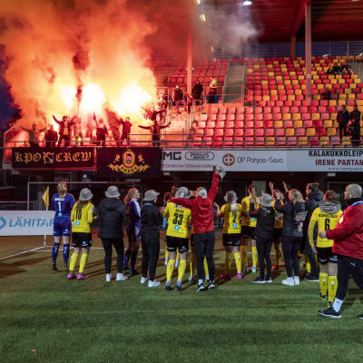 KuPS-spelare friar med fansen.