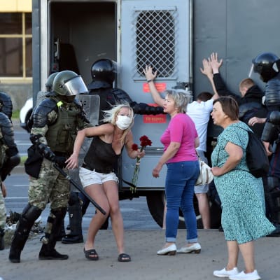Demonstranter i Minsk omhändertas av kravallpolis. 