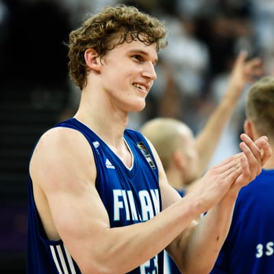 Lauri Markkanen applåderar.