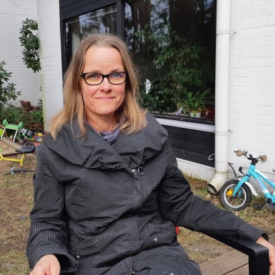 Maria Saaristo, författare till romanen "Tomma simbassänger". Utanför sitt hem i Hagalund våren 2020..